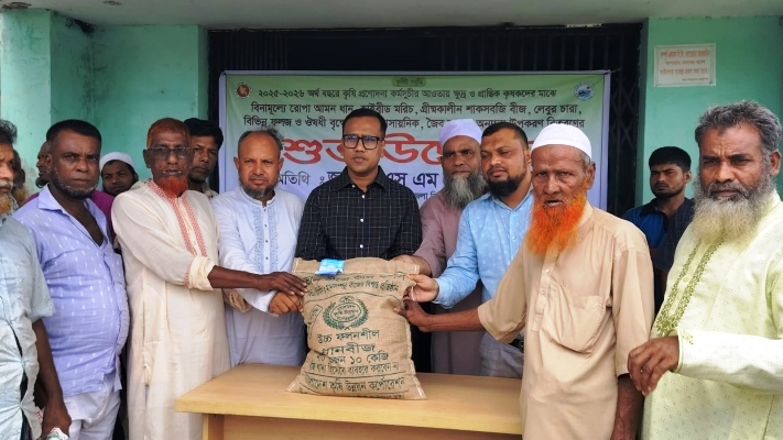 কৃষি উৎপাদন বাড়াতে কলমাকান্দায় কৃষকদের মাঝে সরকারি সহায়তা প্রদান