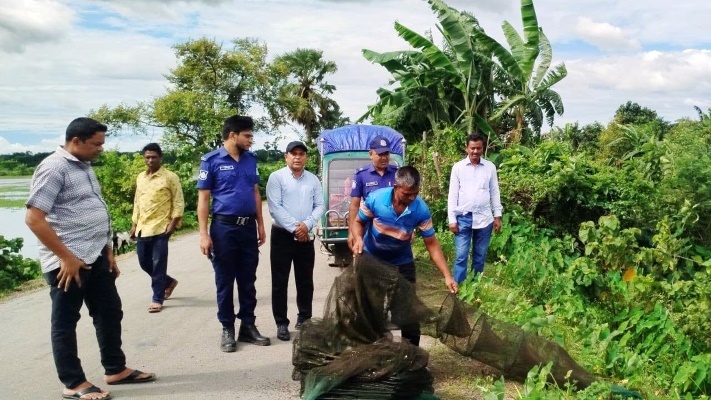 আটপাড়ায় কারাদণ্ড ও জাল ধ্বংস, বারহাট্টা-সদরে ট্রাফিক আইনে জরিমানা