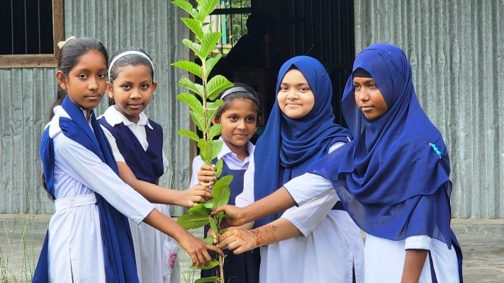 জামালপুরে দোস্ত এইডের উদ্যোগে শিক্ষার্থীদের মাঝে চারা বিতরণ ও বৃক্ষরোপণ