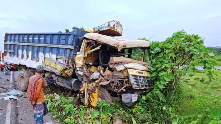 পূর্বধলায় সড়ক দুর্ঘটনা: স্টিয়ারিংয়ে আটকে প্রাণ গেল ট্রাকচালকের, আহত ২