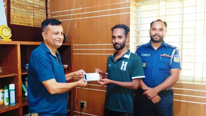 দুর্গাপুর থানা পুলিশের উদ্যোগে হারানো ১৫ মোবাইল প্রকৃত মালিকের হাতে