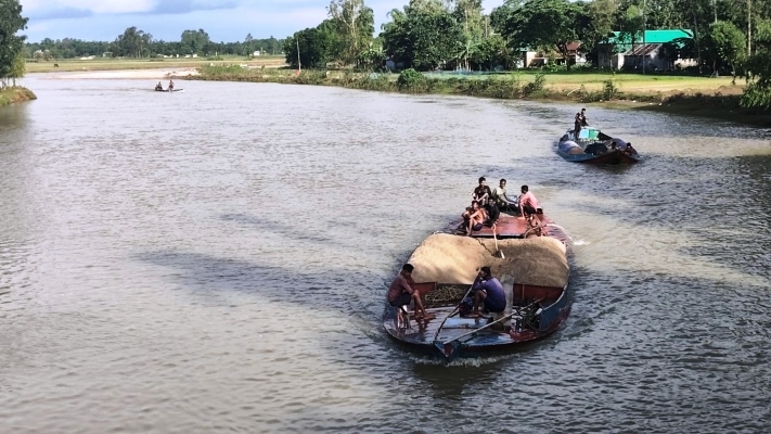 আদালতের নিষেধাজ্ঞার তোয়াক্কা নেই: মহাদেও নদে দিন-রাত চলছে বালু লুট