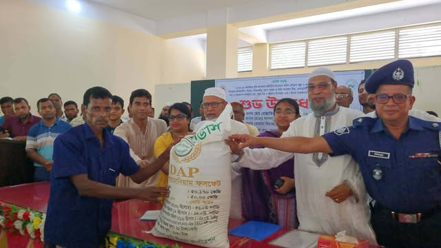 সাপাহারে কৃষি প্রণোদনার উপকরণ বিতরণ