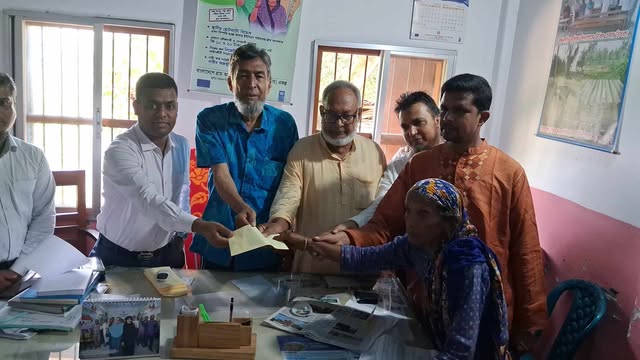 পীরগঞ্জে দুর্যোগে ক্ষতিগ্রস্ত পরিবারের মাঝে নগদ অর্থ ও চাল বিতরণ