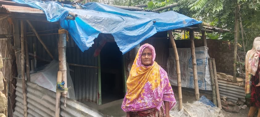 বৃষ্টি আসলেই আতংকঃ ভিজে রাত কাটে ৭০ বয়সী মনোয়ায়ার