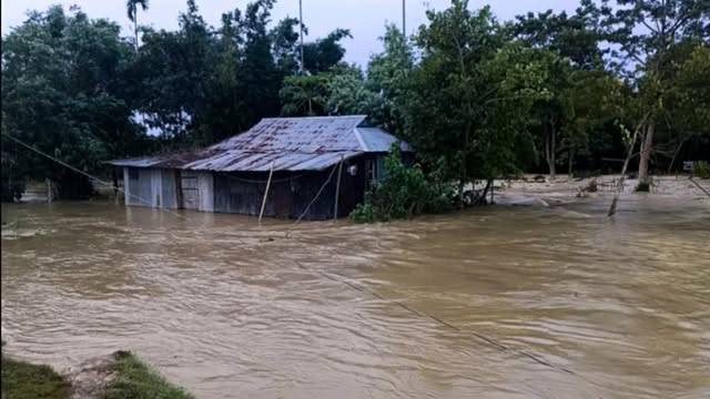 মৌলভীবাজারে ৪০ হাজার মানুষ পানিবন্দি, সংকট চরমে