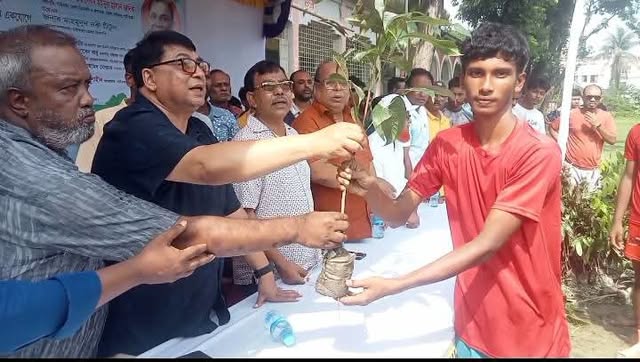 গাইবান্ধায় ছাত্রদলের উদ্যোগে বৃক্ষ রোপন ও ক্রীড়া সামগ্রী বিতরন।