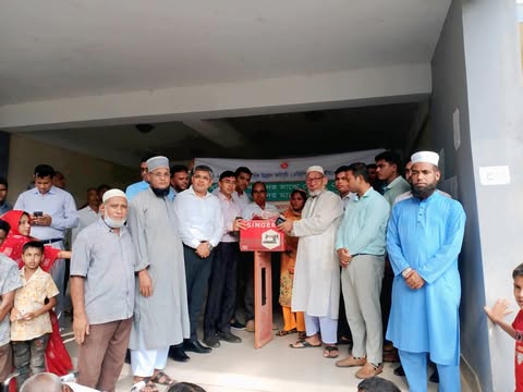 ডিমলায় দরিদ্র নারীদের মাঝে সেলাই মেশিন বিতরণ