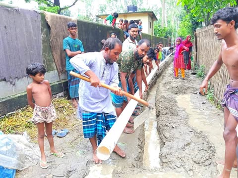 গাইবান্ধায় জনস্বার্থে ঐক্যবদ্ধ উদ্যোগ—বাটিকামারী সরকারি প্রাঃ বিদ্যালয়ের সামনের রাস্তা সংস্কার উদ্যোগ এলাকাবাসীর।