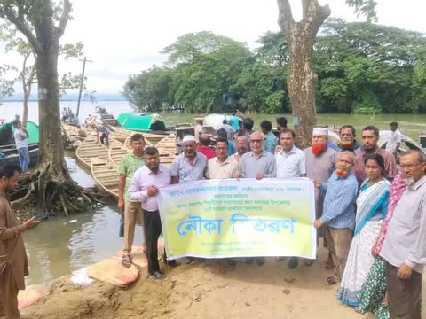 হাওরাঞ্চলের ১৬ সরকারি প্রাথমিক বিদ্যালয়ে শিক্ষার্থীদের যাতায়াতের জন্য নৌকা বিতরণ