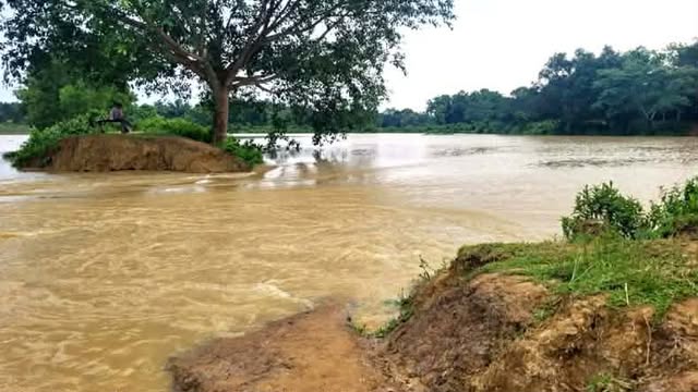 ভারতীয় সীমান্তরক্ষী বিএসএফের বাঁধার মুখে মনু নদের প্রতিরক্ষা বাঁধ