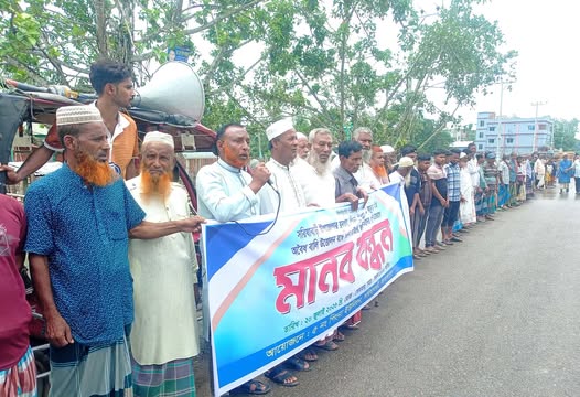 যমুনা নদীতে অবৈধ বালু উত্তোলনের প্রতিবাদে মানববন্ধন