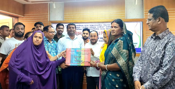কমলগঞ্জে ক্ষুদ্র নৃ-গোষ্ঠীর মাঝে সেলাই মেশিন, বাইসাইকেল ও উপবৃত্তি বিতরণ