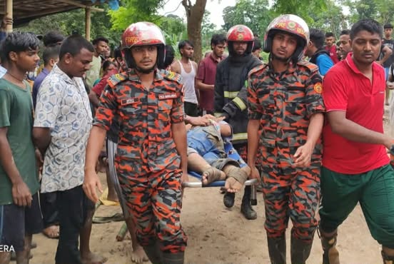 হামহাম জলপ্রপাতে আটকা পড়ে ৯৯৯ ফোন,ফায়ার সার্ভিস ও পুলিশের সহযোগিতায় উদ্ধার