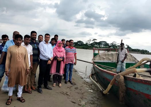 ঈশ্বরগঞ্জে মোবাইল কোর্টে জব্দকৃত দুই বালুভর্তি ট্রলার ছিনতাই