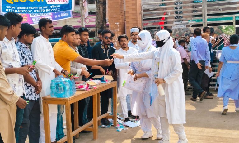 এইচএসসি পরীক্ষার্থীদের মাঝে পানি ও শিক্ষা উপকরণ বিতরণ করল ছাত্রদল