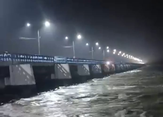তিস্তার পানি নিয়ন্ত্রণ রাখতে ডালিয়ায় খুলে দেওয়া হয়েছে ব্যারেজের ৪৪টি জলকপাট