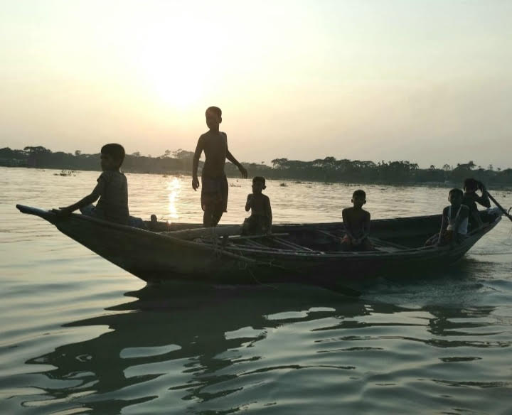 দারিদ্র্যের কশাঘাতে ভোলার উপকূলীয় শিশুর শিক্ষাজীবন সংকটে