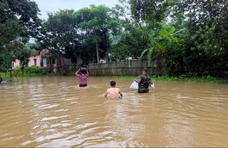 বন্যাকবলিত এলাকায় সেনাবাহিনীর মানবিক সহায়তা কার্যক্রম অব্যাহত