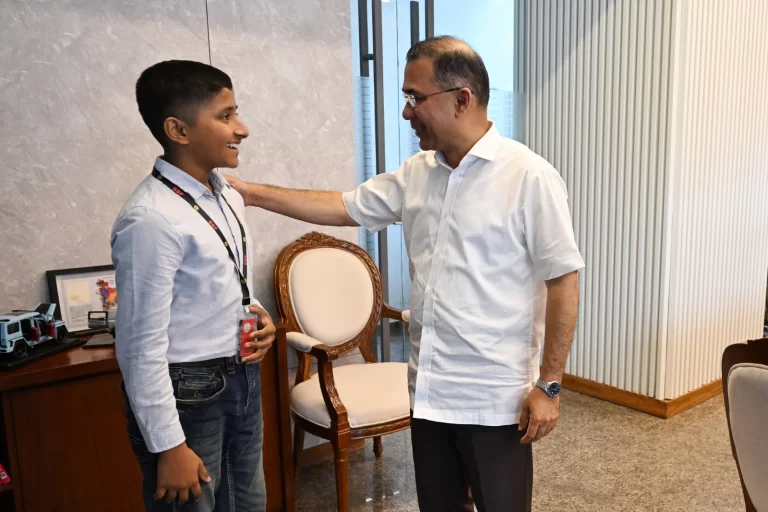 প্রধানমন্ত্রীর সঙ্গে ভুবন ভোলানো হাসিতে মন জয় করা তাহসিনের সাক্ষাৎ