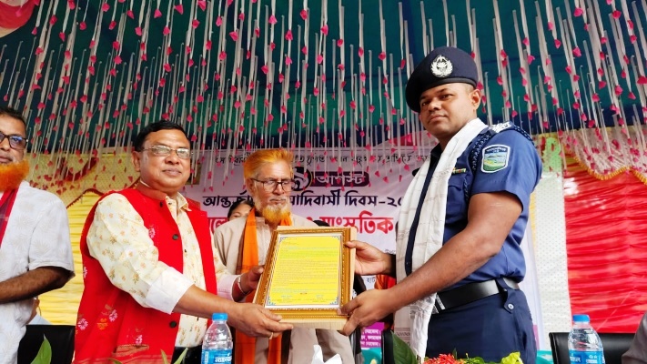 “আদিবাসী ধাত্রীদের সম্মান করি” প্রতিপাদ্যে কলমাকান্দায় আদিবাসী দিবস উদযাপিত