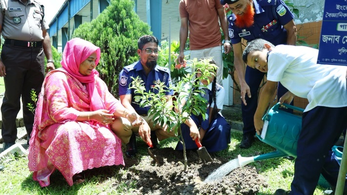 নেত্রকোনায় পুলিশ ও পুনাকের উদ্যোগে পুলিশ লাইন্স প্রাঙ্গণে বৃক্ষরোপণ