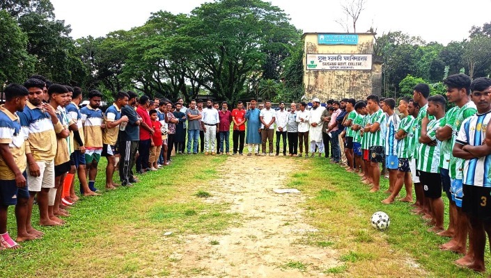 তরুণদের খেলাধুলায় ফেরাতে দুর্গাপুরে প্রীতি ফুটবল, মাঠে শত শত দর্শক