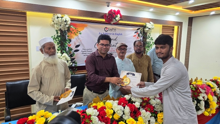 নেত্রকোনায় ইংলিশ কার্নিভালের কৃতি শিক্ষার্থীদের আনন্দঘন সংবর্ধনা