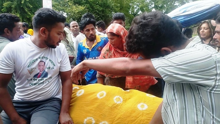 লতি তোলাই কাল হলো রাশিদার: হঠাৎ বিদ্যুৎ আসায় মৃত্যু