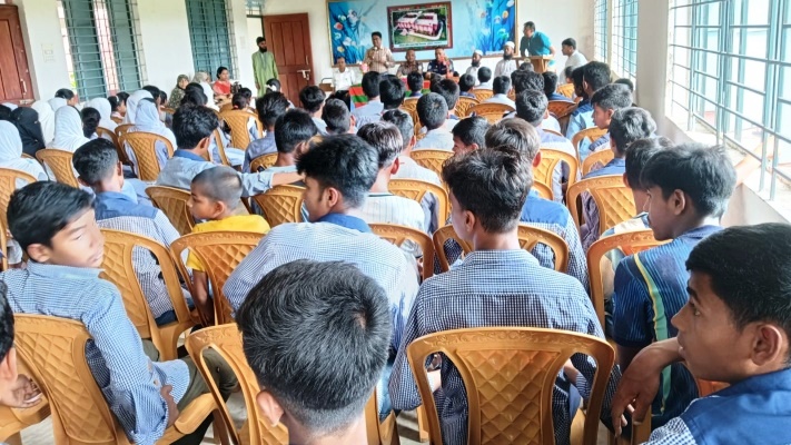 মাদক, বাল্যবিবাহ ও ইভটিজিং রুখতে পূর্বধলায় শিক্ষার্থীদের সচেতন করল পুলিশ