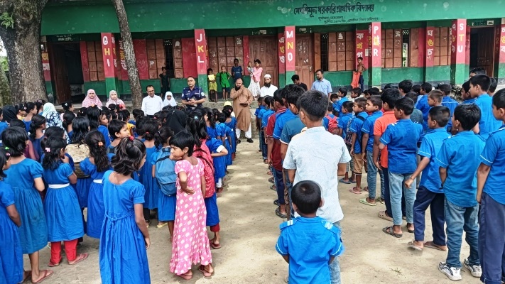 ‘মোবাইল ফোন নয়, পড়াশোনায় মনোযোগী হতে হবে’- পূর্বধলা থানার ওসি