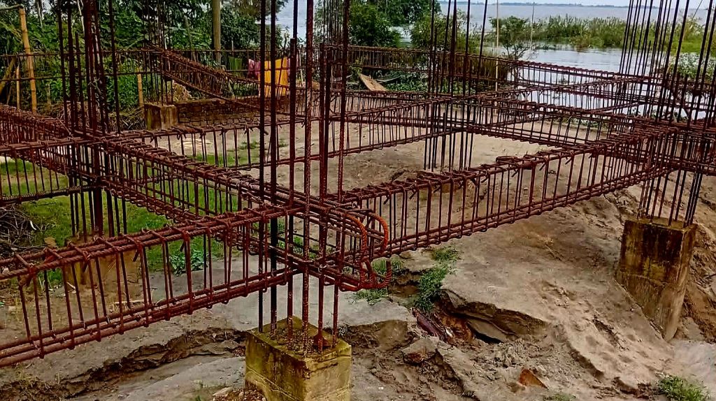 ‘এক ক্লাস অইলে আমরা বাইরে খাড়ইয়া থাকি’: খালিয়াজুরীতে চরম ভবন সংকটে ব্যাহত শিক্ষা