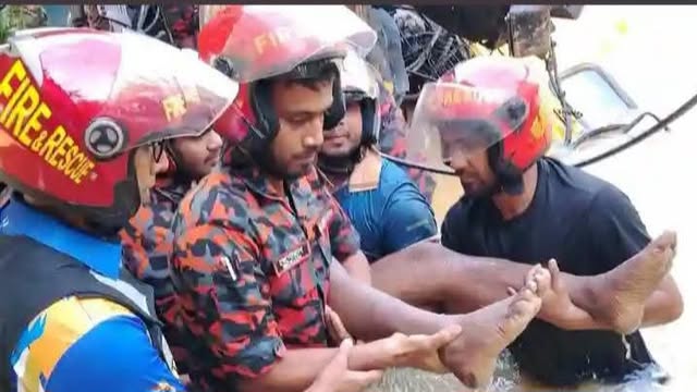 মৌলভীবাজারে নিয়ন্ত্রণ হারিয়ে তেলবাহী ট্রাক ছড়ায় পড়ে চালকের মৃত্যু