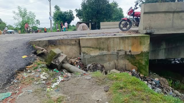 এলজিইডি-পাউবোর অবহেলায় কালীগঞ্জে মরণফাঁদ, আতঙ্কে পথচারী ও চালকরা