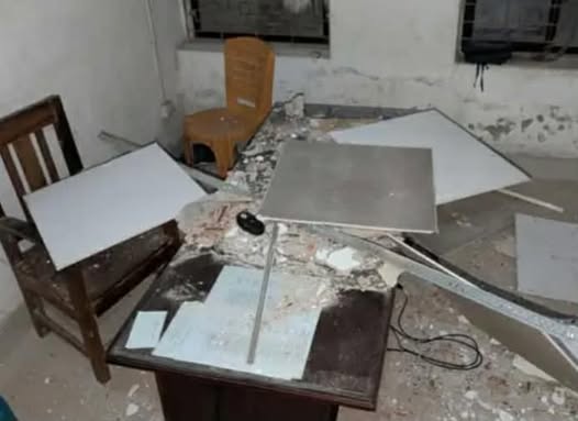 ডিমলা থানায় ভবনের পলেস্তারা খসে এএসআই আহত, দ্রুত ভবনটি সংস্কারের দাবি