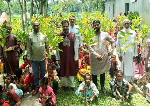 ঈশ্বরগঞ্জে শিক্ষার্থীর মাঝে ফলদ গাছের চারা বিতরণ