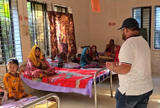 ঈশ্বরগঞ্জ উপজেলা স্বাস্থ্য কমপ্লেক্সে নিষিদ্ধ ছাত্রলীগ নেতার খাবার বিতরণ