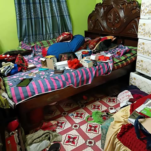 রেললোড ফুডগোডাউনের দক্ষিণ পাশে চাল কেটে চুরি, স্বর্ণ ও নগদ টাকা উধাও