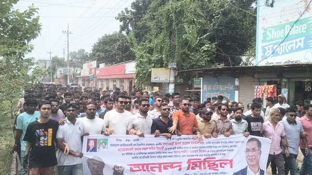 রিজভী ও লিংকনকে নতুন দায়িত্ব দেওয়ায় গাইবান্ধায় ছাত্রদলের আনন্দ মিছিল।