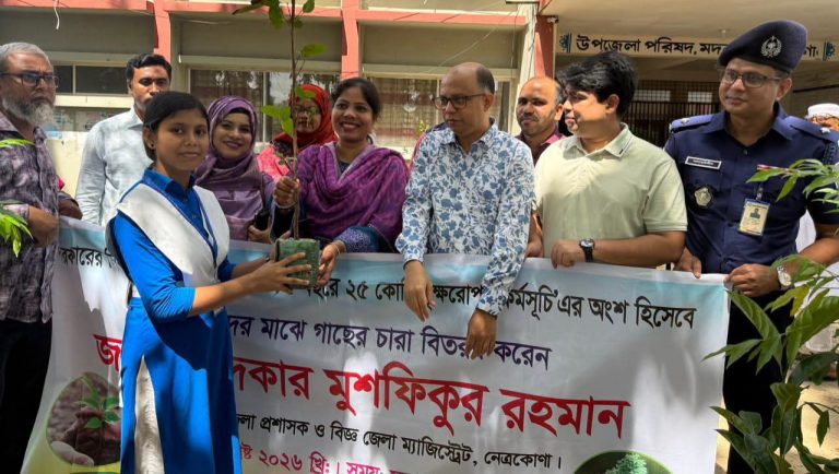 ভবিষ্যৎ প্রজন্মের জন্য নিরাপদ পৃথিবী: মদনে প্রশাসনের উদ্যোগে চারা বিতরণ