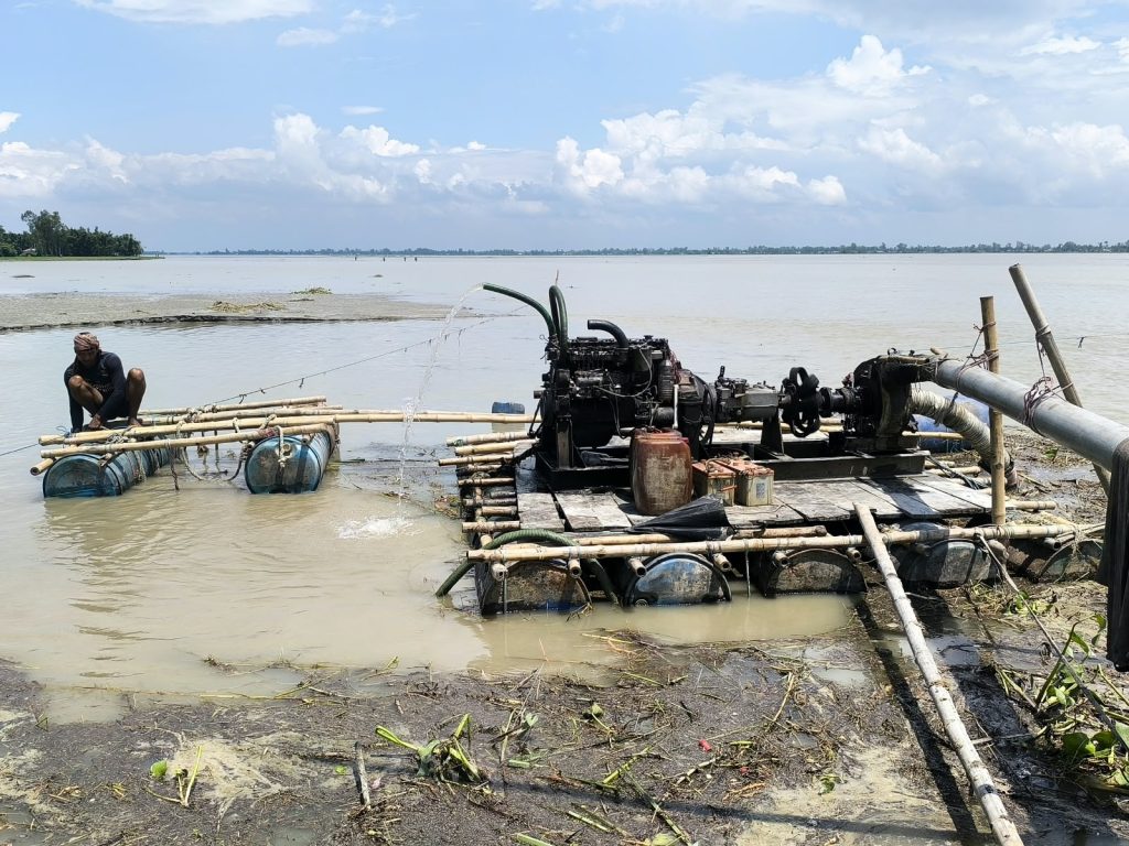 তিস্তায় বালু লুট, ভাঙন ঠেকানোর বাঁধই ঝুঁকিতে
