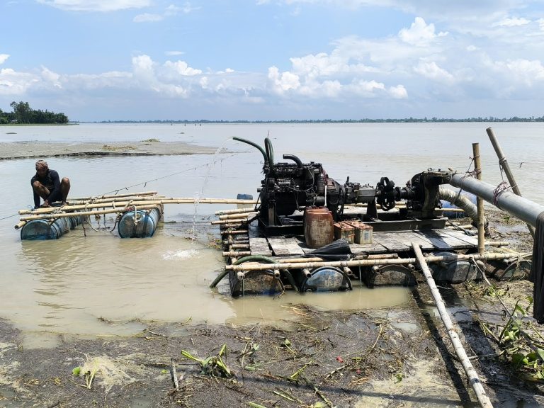 তিস্তায় বালু লুট, ভাঙন ঠেকানোর বাঁধই ঝুঁকিতে
