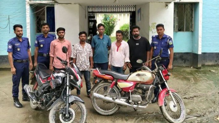 কেন্দুয়ায় ভোররাতে পুলিশের অভিযান: ২ মোটরসাইকেলসহ আটক