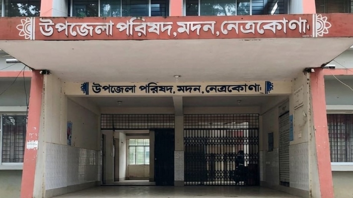 কর্মকর্তাশূন্য হাওরবেষ্টিত মদন উপজেলা: সেবা নিতে দিনের পর দিন ঘুরছে মানুষ