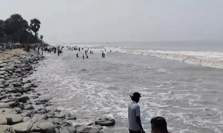পটুয়াখালীতে নিম্নচাপের প্রভাবে মুষলধারে বৃষ্টি