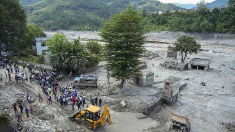 নেপাল ও চীনের সীমান্তে ভয়াবহ বন্যায় নিখোঁজ ২,৪০০ বন্যাকবলিত বিভিন্ন এলাকায় উদ্ধার ও ত্রাণ কার্যক্রম অব্যাহত রয়েছে