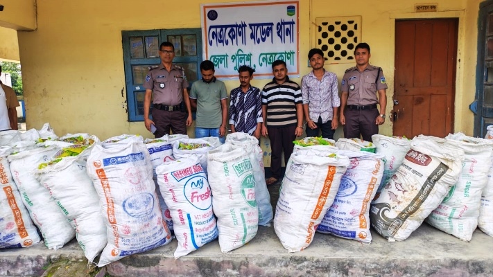নেত্রকোনায় অবৈধপথে আসা ভারতীয় ফুচকা জব্দ, পিকআপসহ ৪ যুবক আটক