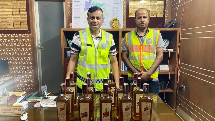 বসতঘরে মিলল ভারতীয় মদ, পুলিশের উপস্থিতি টের পেয়ে পালাল ব্যবসায়ী