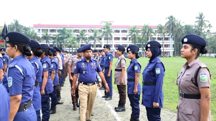 শৃঙ্খলা ও ড্রেসরুলস উন্নয়নে নেত্রকোনায় পুলিশের মাস্টার প্যারেড