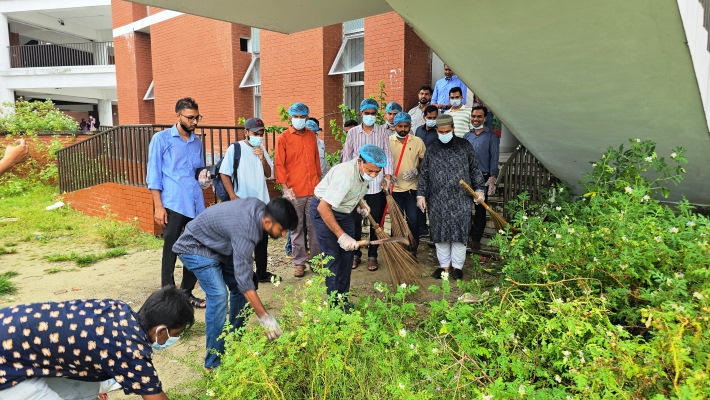 ঝাড়ু হাতে মাঠে ভিসি: নেত্রকোনা বিশ্ববিদ্যালয়ে অন্যরকম সকাল